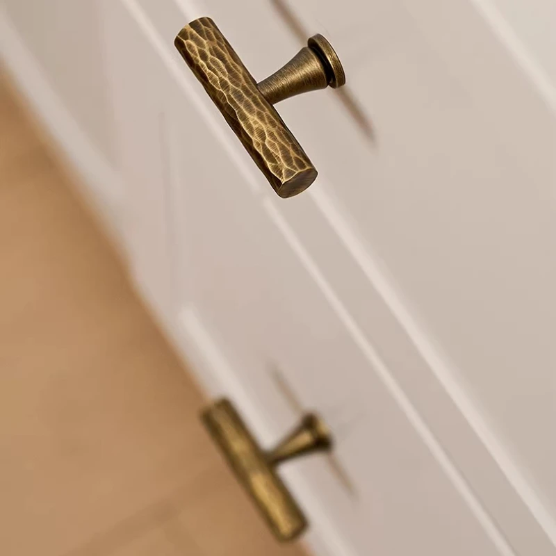 Luxuriöse Hochwertige TV-Schrankgriffe, Französische Gehämmerte Messing-Schranktürgriffe, Antike Bronze Schrank- und Schubladengriffe – Detail 6
