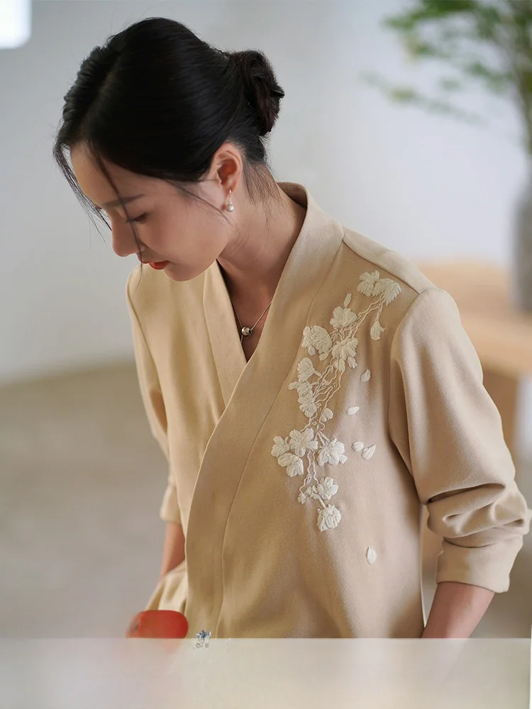 

Новая женская верхняя одежда в китайском стиле: однотонная длинная вельветовая куртка с вышивкой ручной работы, оригинальный дизайн, V-образный вырез, модная.