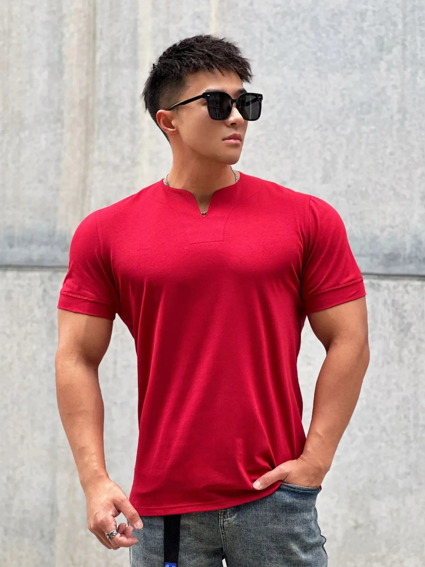 

New Summer Men's V-neck Simple and Elegant Solid Color T-shirt