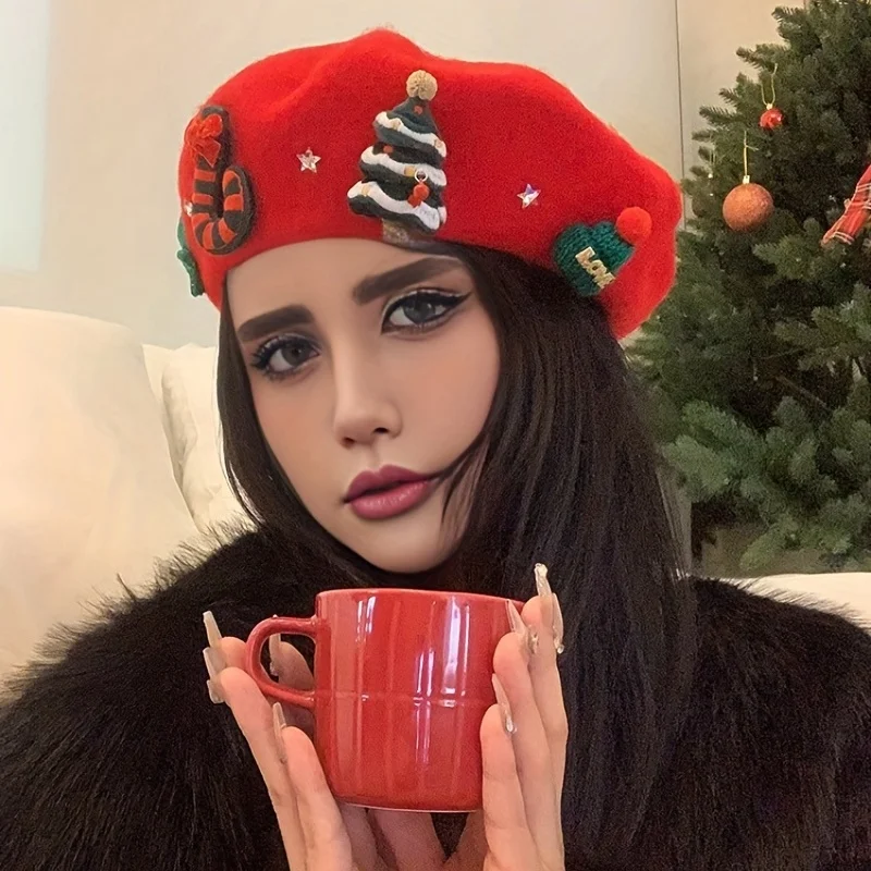 หมวกเบเรต์คริสต์มาสสีแดงสำหรับสุภาพสตรีพร้อมการตกแต่งต้นคริสต์มาสแบบ 3 มิติ - ปิดด้วยเชือกยางยืด น้ำหนักเบา