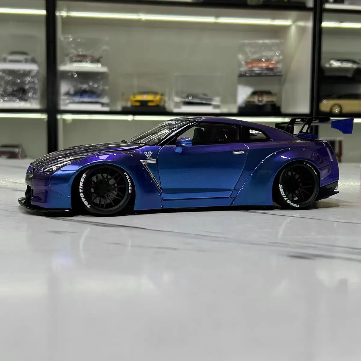 1:18 Nissan GTR Ares R35 Chameleon com modelo em miniatura fundido em liga de motor, decoração para adultos, brinquedo de menino, presente de aniversário infantil