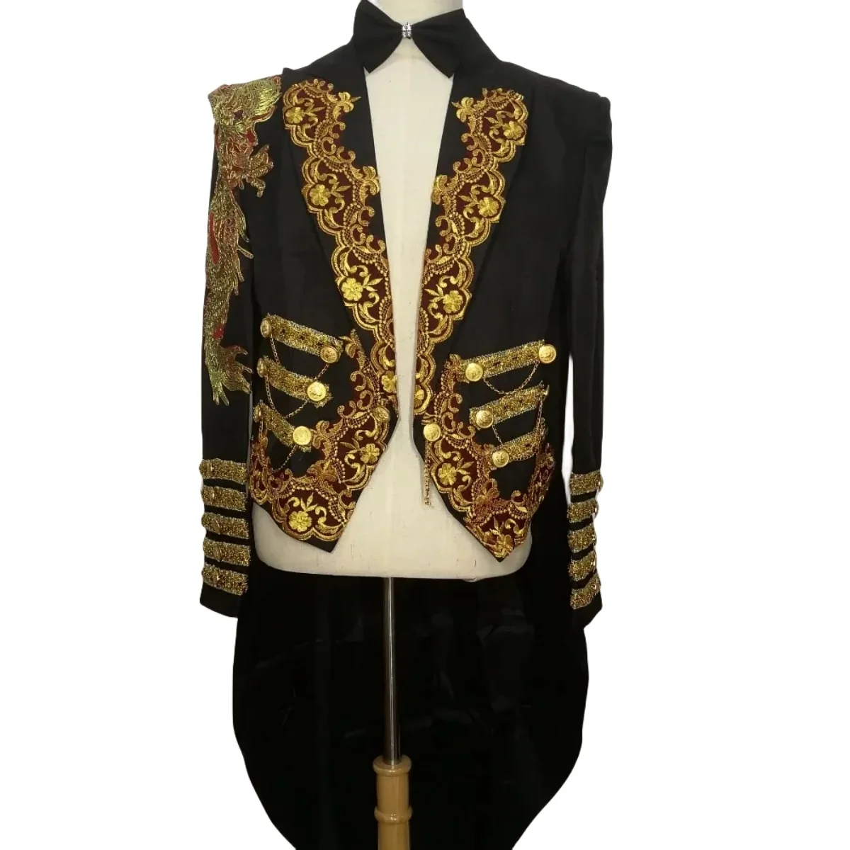 

Court Tuxedo Magic Costume Black Red Blue Embroidery Long Tailcoat Blazers Bar Singer Host Stage Outfit Wedding Groom Dresses