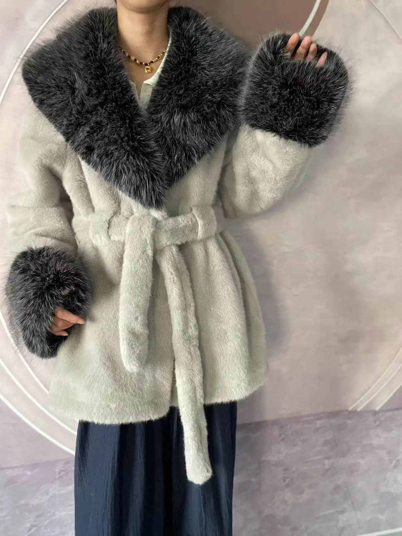 Luxury High Quality New Large Fur Collar Fur Coat Belt Slim Jacket Women Winter Warm Eco-Friendly Mink Fox Fur Coat Premium Tops