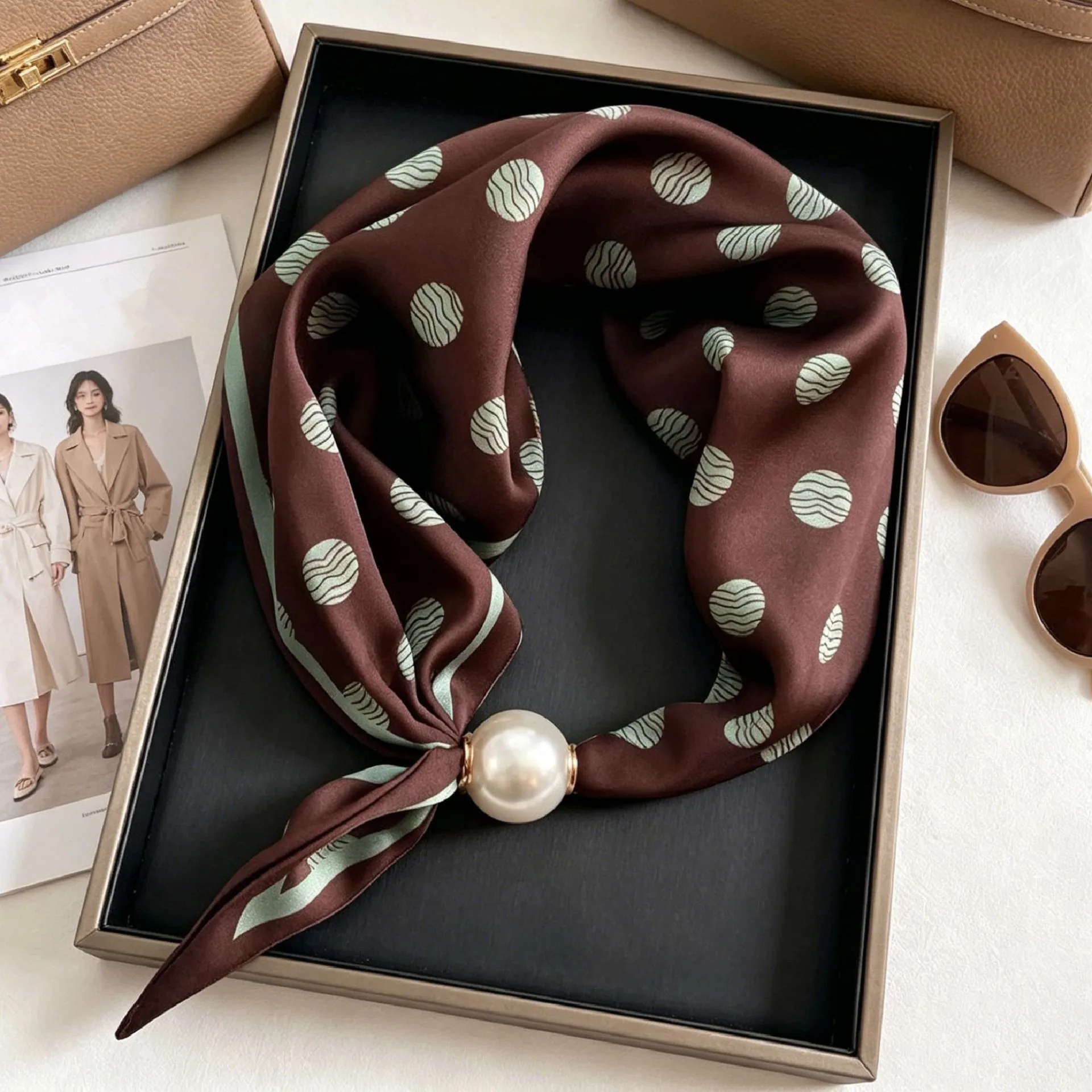Luxuriöser dünner Sommer-Seidenschal für Damen mit Perlen, magnetischer Schnalle, eleganter Halstuch für Mädchen mit süßem Anhänger und Schlüsselbeinkette – Detail 4