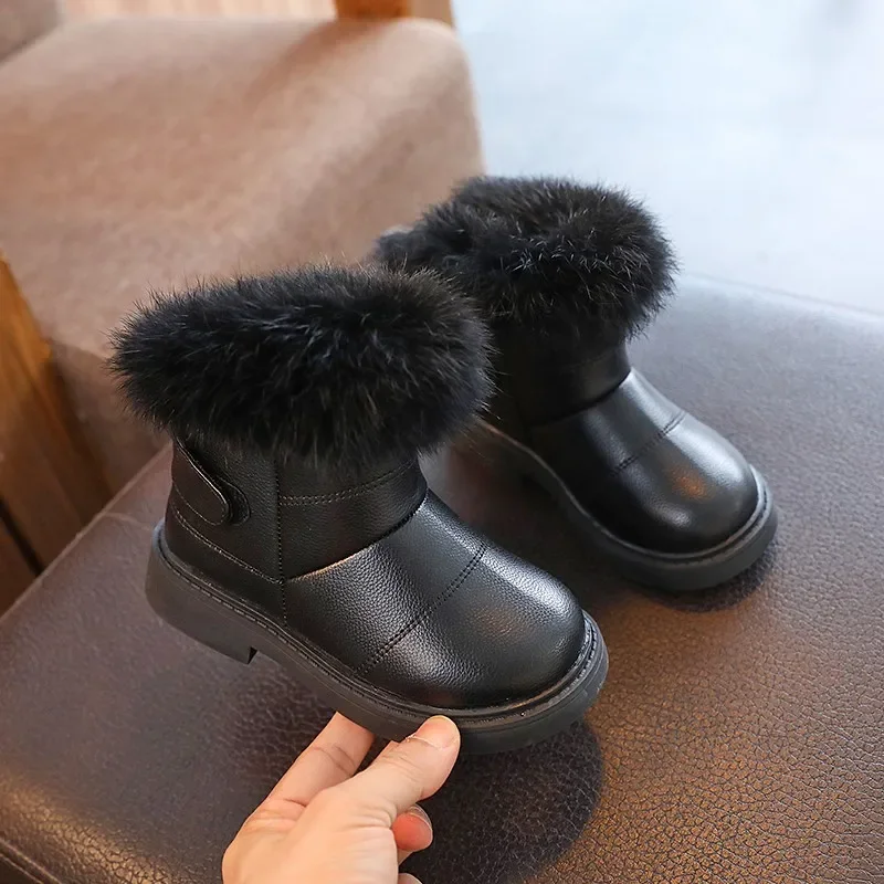 Botas de nieve para niños, botas cortas de cuero de Color sólido para niñas, botas gruesas y cálidas de piel de felpa a la moda para niños, antideslizantes, novedad de 2024