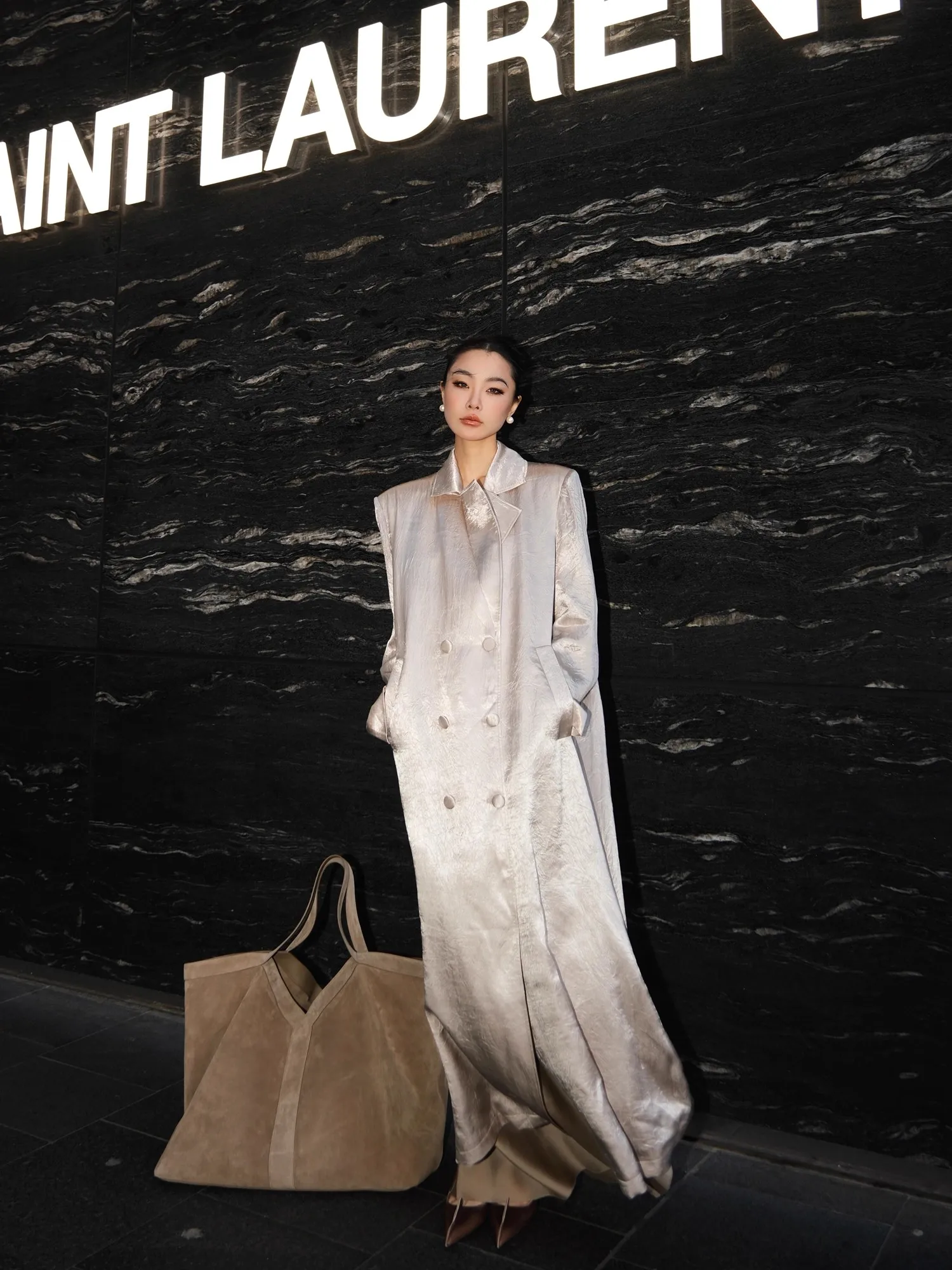 

Lautaro Autumn Extra Long Thin Shiny Champagne Trench Coat for Women Shoulder Pads Elegant Stylish Luxury Designer Clothes 2025