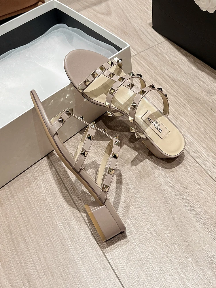 

Новинка 2023 года, исходящие модные домашние тапочки с заклепками, женские уличные летние удобные сандалии из натуральной кожи на среднем каблуке и каблуке