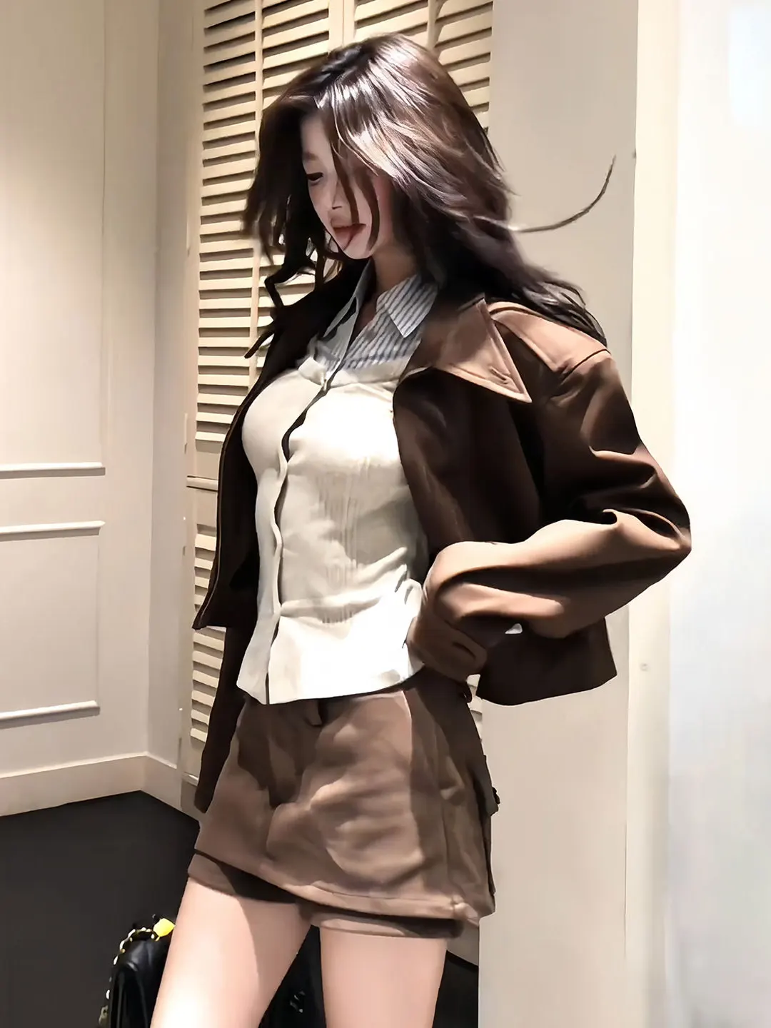 

Элегантный винтажный женский модный комплект Осень 2025: Куртка с длинным рукавом и отложным воротником, короткая юбка и брюки — костюм-двойка