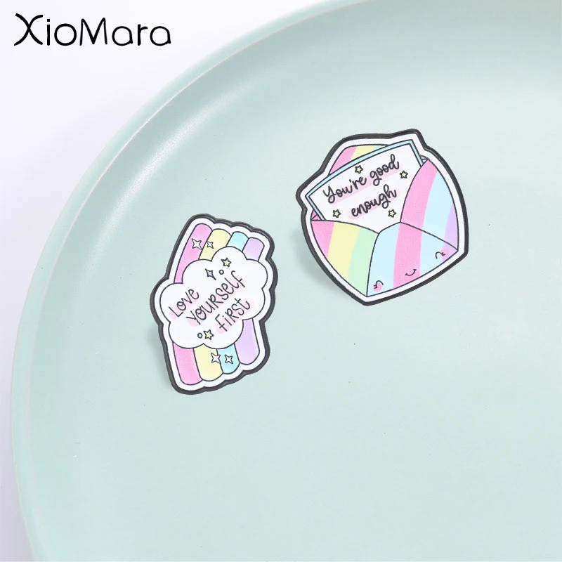 Heilende Regenbogen-Emaille-Anstecknadel, Regenbogen-Umschlag mit Selbstliebe-Zitat, Modisches Accessoire für Kleidung und Rucksäcke, Geschenk für Freunde