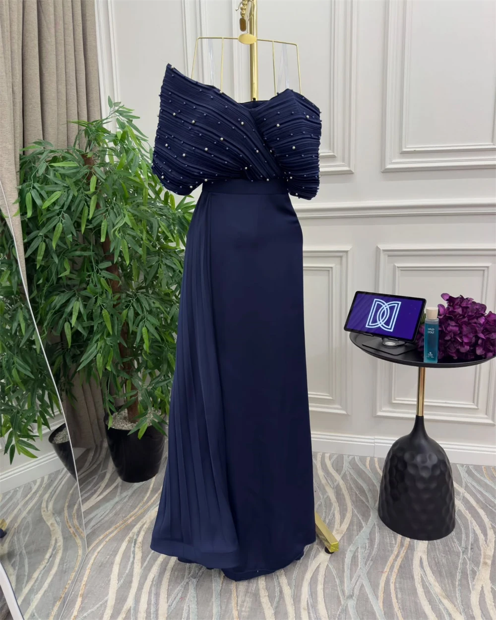 カスタマイズされたイブニングドレスエレガントなパープルサテン V ネックオフショルダーノースリーブウエディングドレス絶妙なクリスタルシャーリングドレス