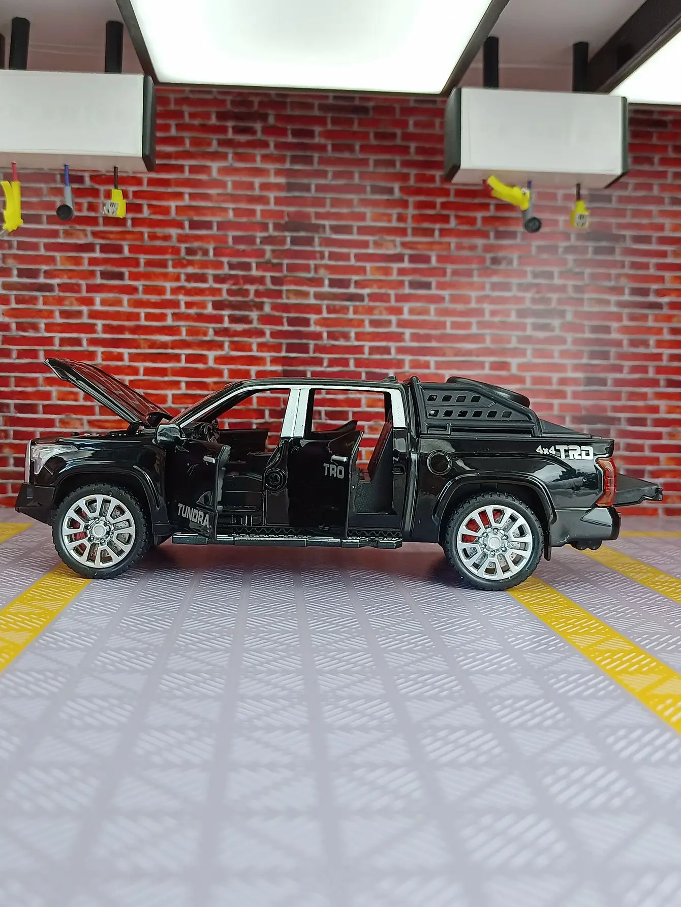 1:32 시뮬레이션 토요타 툰드라 합금 자동차 모델은 시뮬레이션된 사운드 및 조명 기능을 갖추고 있으며 양쪽 문이 열 수 있습니다.