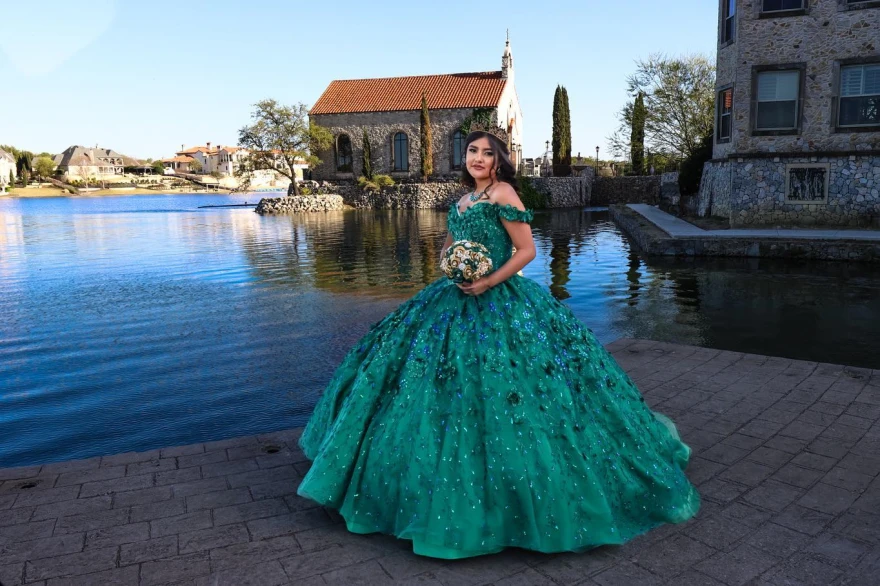 Dostosowana świecąca zielona sukienka na quinceanera 2024, suknia balowa z aplikacjami na ramionach, zroszony meksykańskie Vestidos de 15 quinceañera YQD93