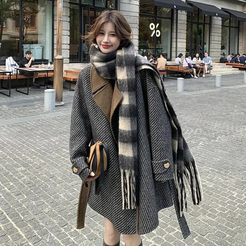 Korean Striped Contrasting Woolen Doat for Women in Autumn and Winter 2023 New Small and High-end Feeling Thickened Woolen Coat