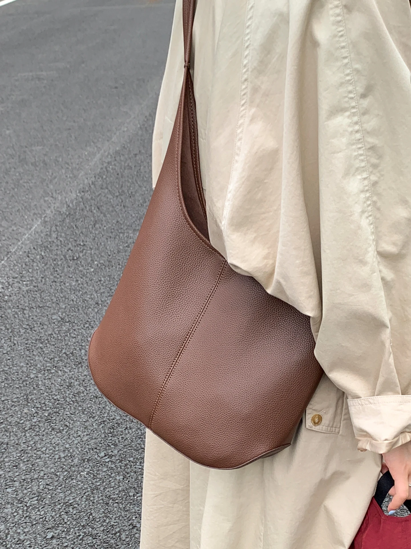 

Женская сумка-мешок большой емкости, новинка 2025, модная пригородная сумка через плечо, мягкая ручка, магнитная синяя, чистый цвет