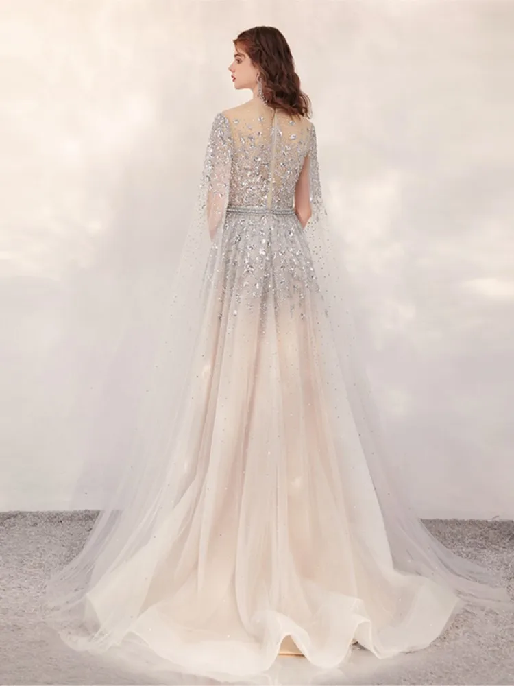 เจ้าหน้าที่จัดเลี้ยงสวมชุดเดรสยาวหรูหราทันสมัยไม่มีตัวตนและชวนฝัน