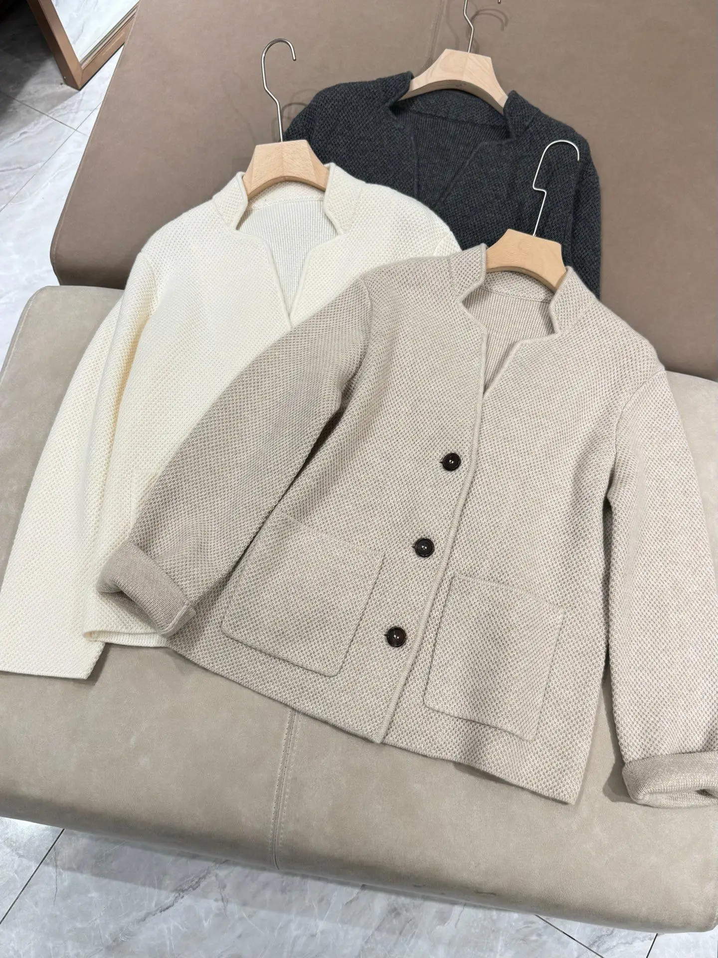 

Women's luxurious cashmere knitted cardigan