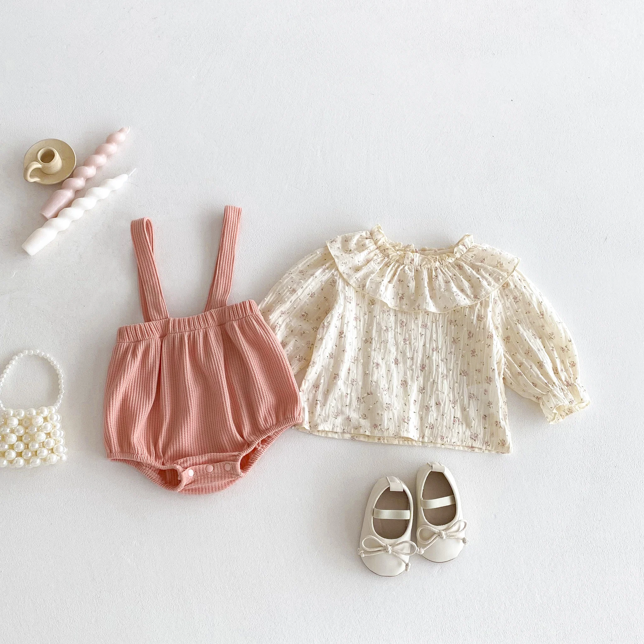 Frühlings- und Herbst-Neuheit: Süßes und stilvolles zweiteiliges Set für Mädchen mit Spitzenbesatz, Blumenmuster-Oberteil und Latzhose. – Detail 1