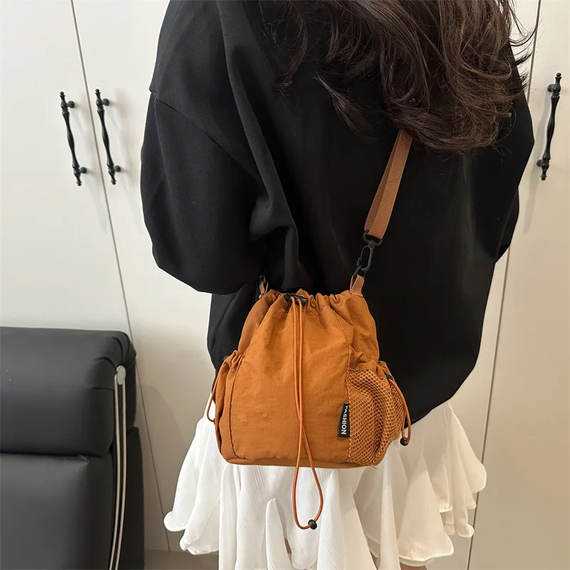

Fashion Crossbody Bag Girls Drawstring Bucket Bag Outdoor Sports and Casual Bags Messenger Bag Woman Fashion Crossbody Bags