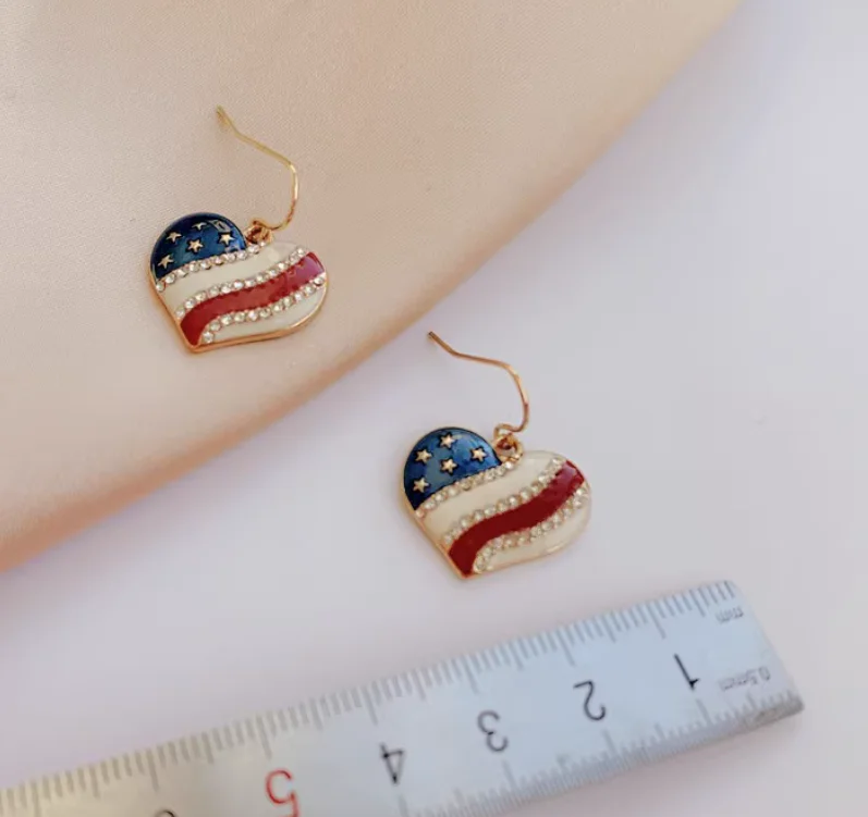 

Серьги в форме сердца в блестящую ромбовидной полоску, элегантные и девчачьи.