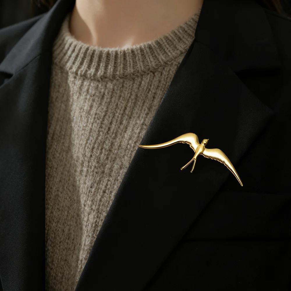 Schwalbe Pin Brosche Für Frauen Männer Mode Edelstahl Gold Farbe Tier Revers Abzeichen Schmuck Anzug Hemd Kleidung Zubehör
