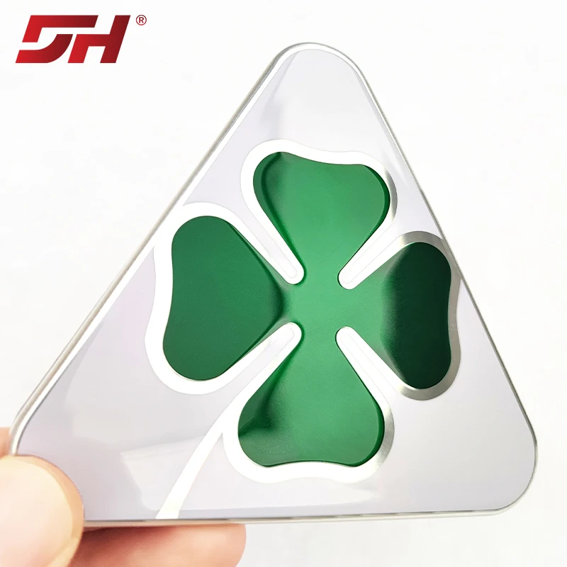 

Автомобильная наклейка из углеродного волокна в форме клевера, подходит для Alfa Romeo Giulietta Stelvio