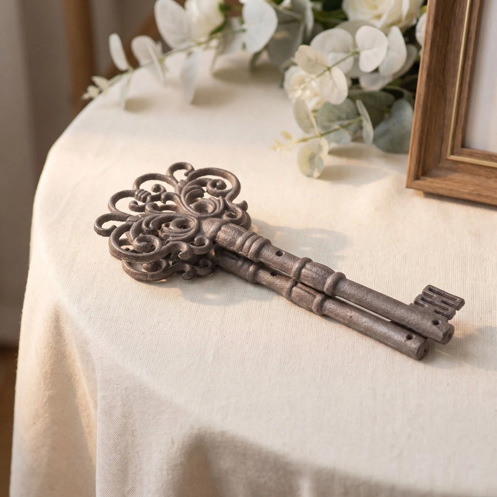 2 Pcs Cast Iron Key Ornaments Halloween Decor Vintage Antique Door Hardware Keys for Rustic Style Keyring Prop