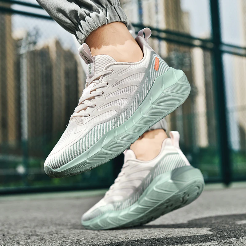 

Новые студенческие кроссовки на шнуровке. Мужские амортизирующие эластичные дышащие кроссовки. Профессиональная обувь для марафона.