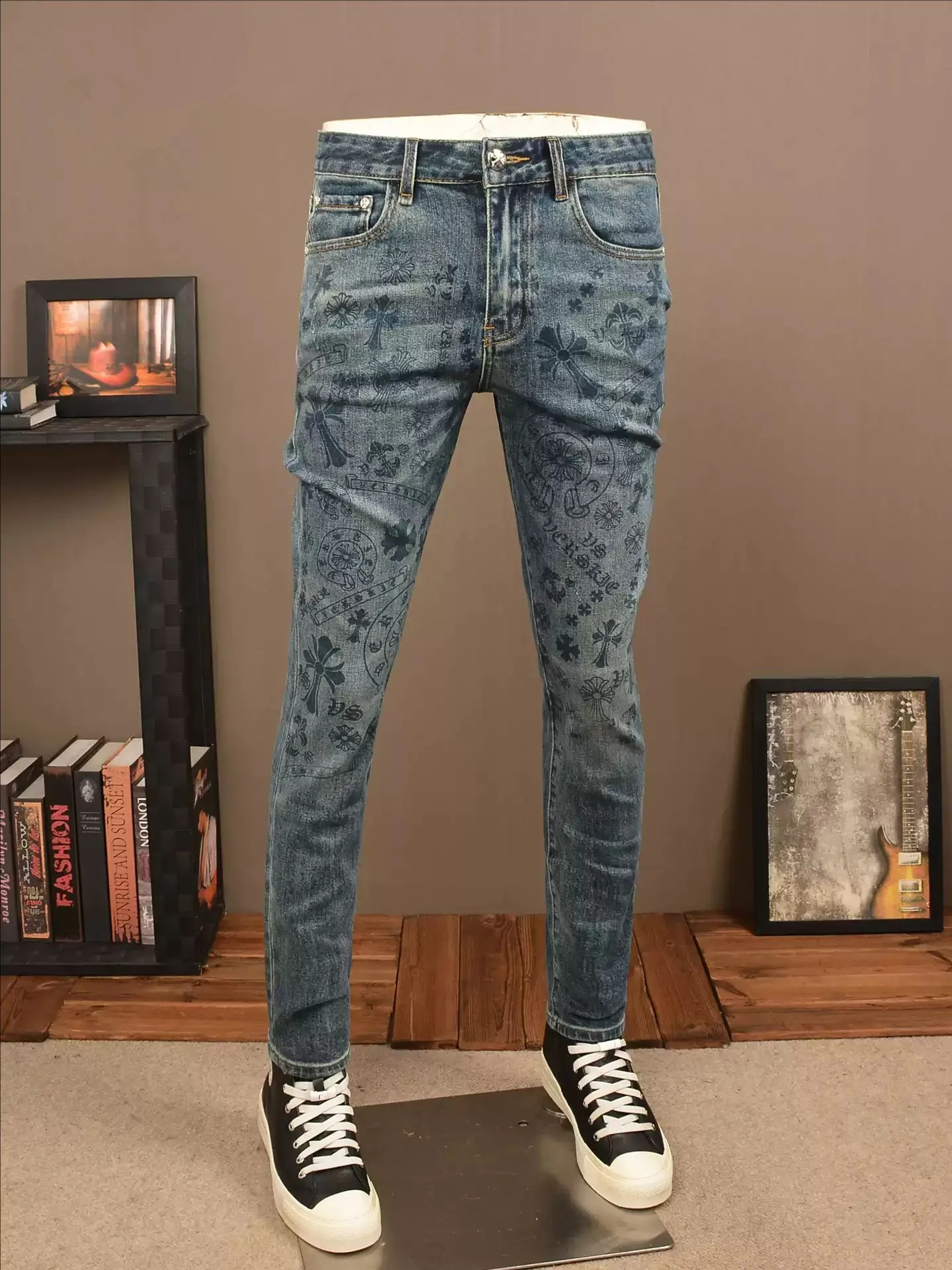 

Высококачественные джинсы с лазерной печатью, зауженные, прямого кроя, в европейском стиле, длинные брюки для молодых мужчин, смесь хлопка, полиэстера и спандекса