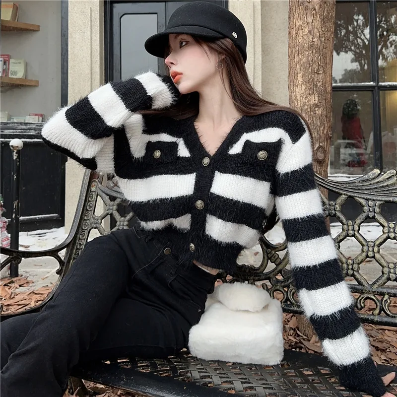 เสื้อคาร์ดิแกนแขนยาวลายทางขาวดำ กลิ่นอายความหอมอ่อนๆ สำหรับผู้หญิง ฤดูใบไม้ร่วง ฤดูหนาว คอวี ถักด้วยขนนก สไตล์อเนกประสงค์ เหมาะสำหรับใส่ทำงาน