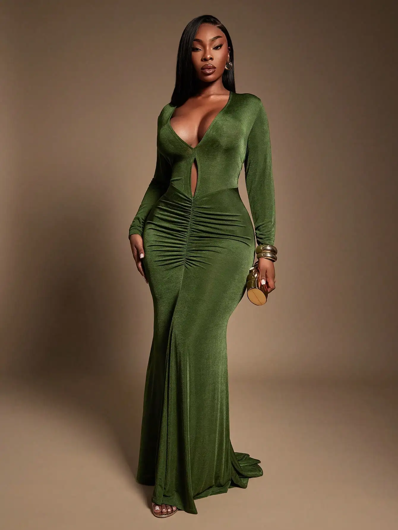 

Темно-зеленое облегающее макси-платье с V-образным вырезом, драпировкой и длинными рукавами