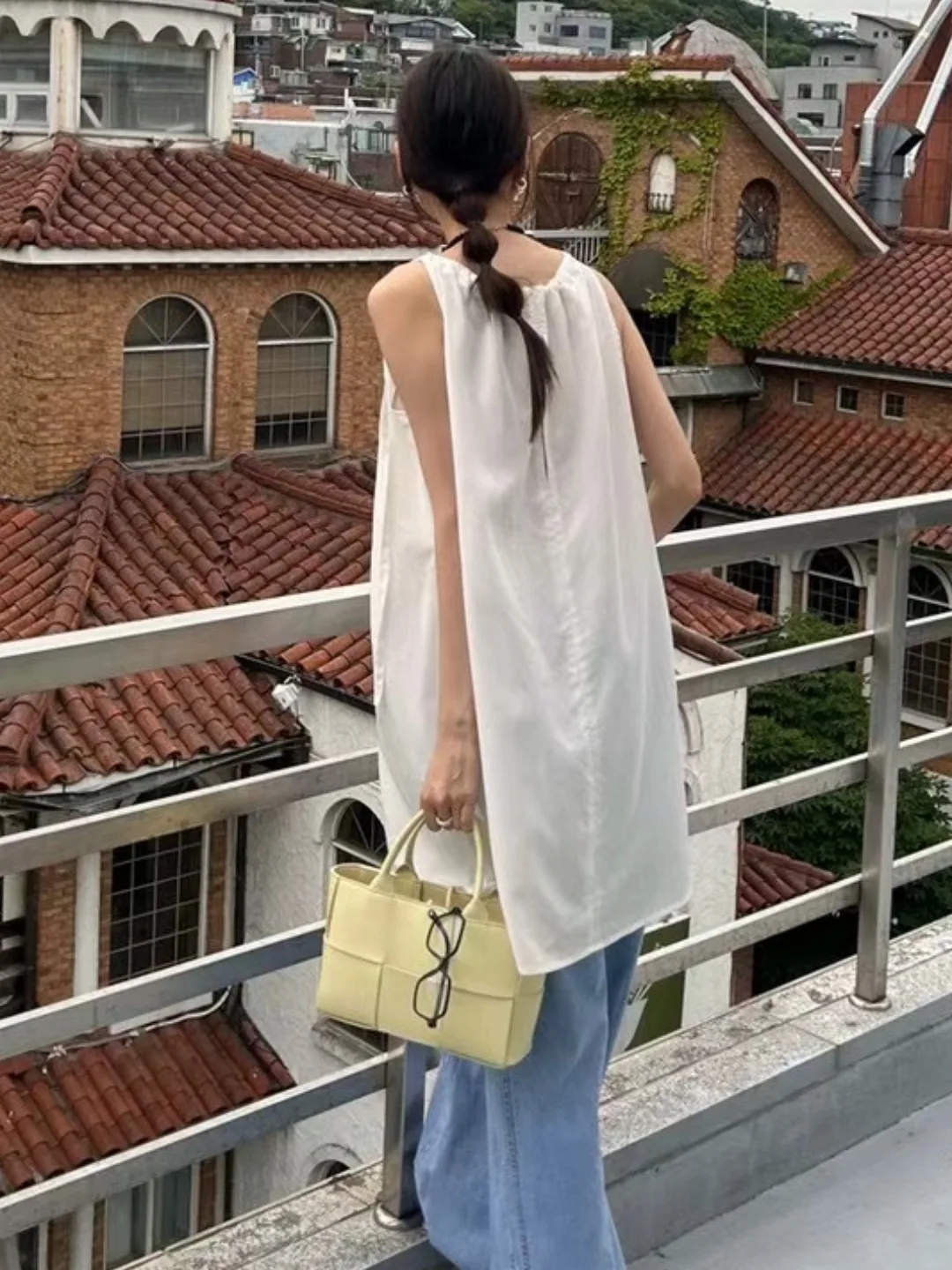 فستان صيفي جديد لعام 2025 للنساء، فستان قصير أنيق وعصري بدون أكمام مع حمالة، تناسب جميع المناسبات، تصميم عصري ومتعدد الاستخدا...