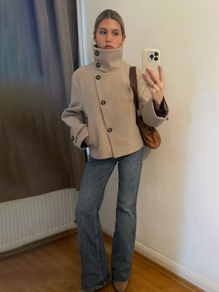 Klassischer, einfarbiger, kurzer Mantel mit hohem Kragen für Damen, lässige, einreihige Jacke mit asymmetrischen Knöpfen und Seitentaschen, Herbst-Oberbekleidung für den Arbeitsweg. – Detail 9