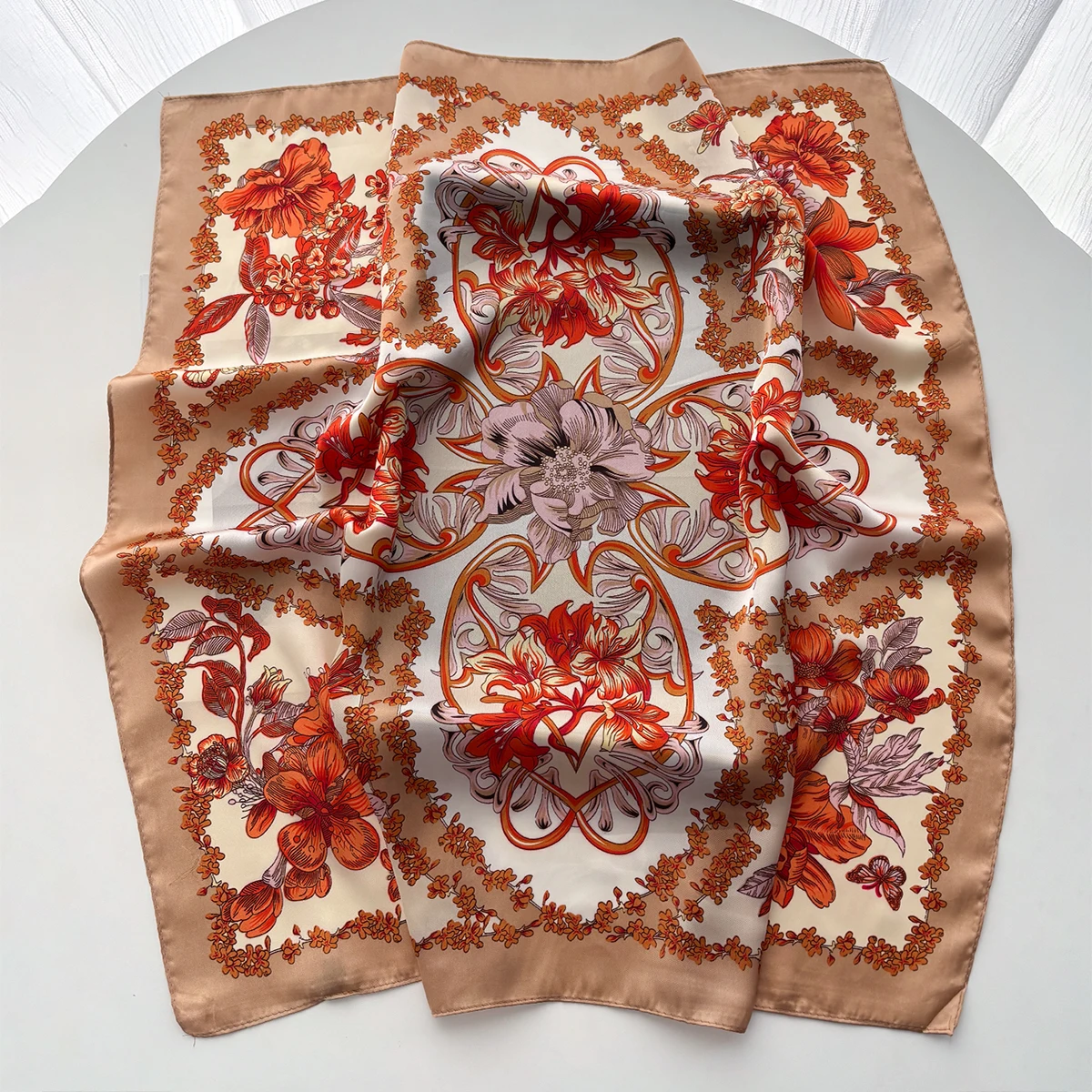 チェーンプリント スクエアスカーフ - usage example