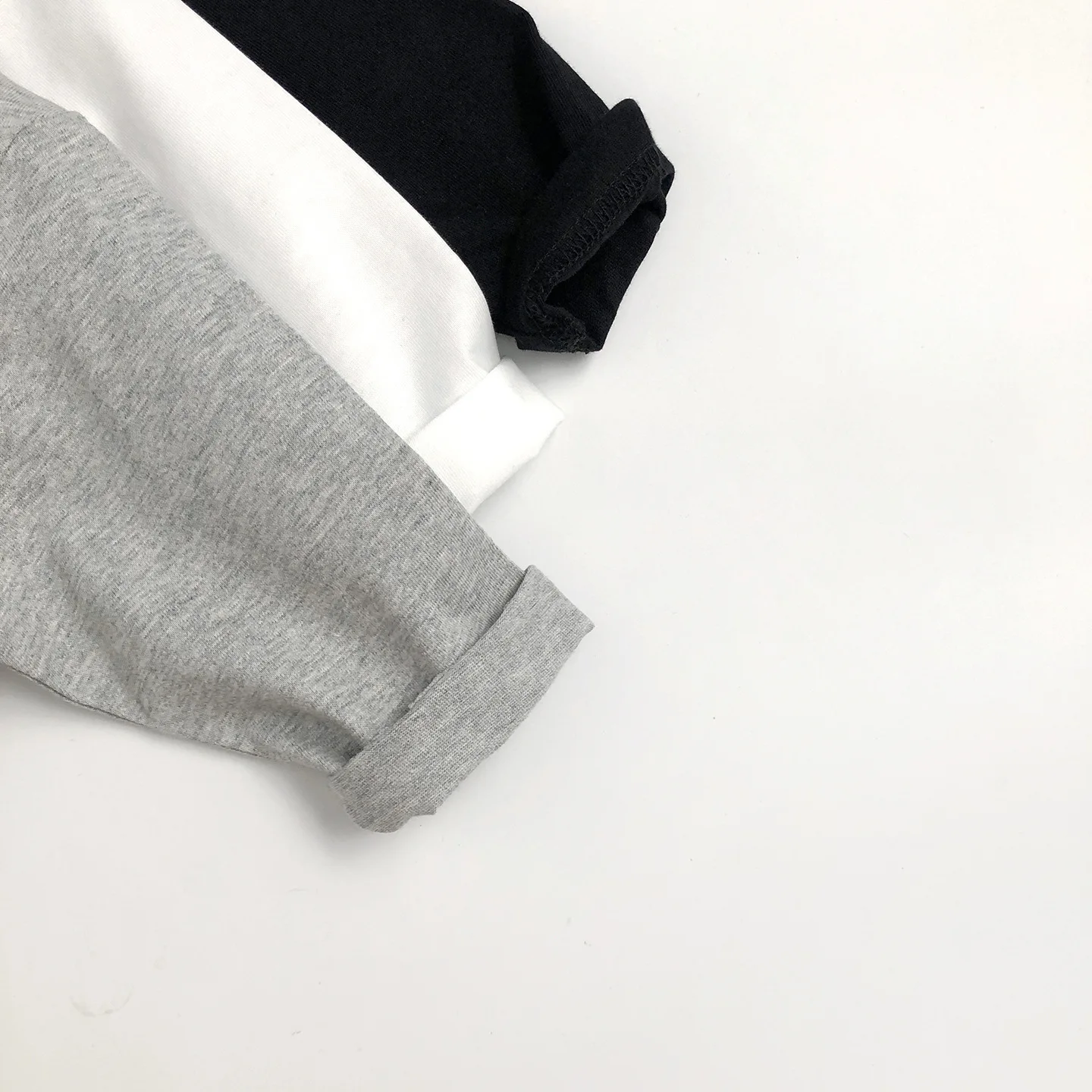 2-7Y بنين بنات القطن فضفاض الأساسية المحملة 2025 ملابس الاطفال بلون عادية كم طويل تي شيرت الأطفال لينة قميص علوي