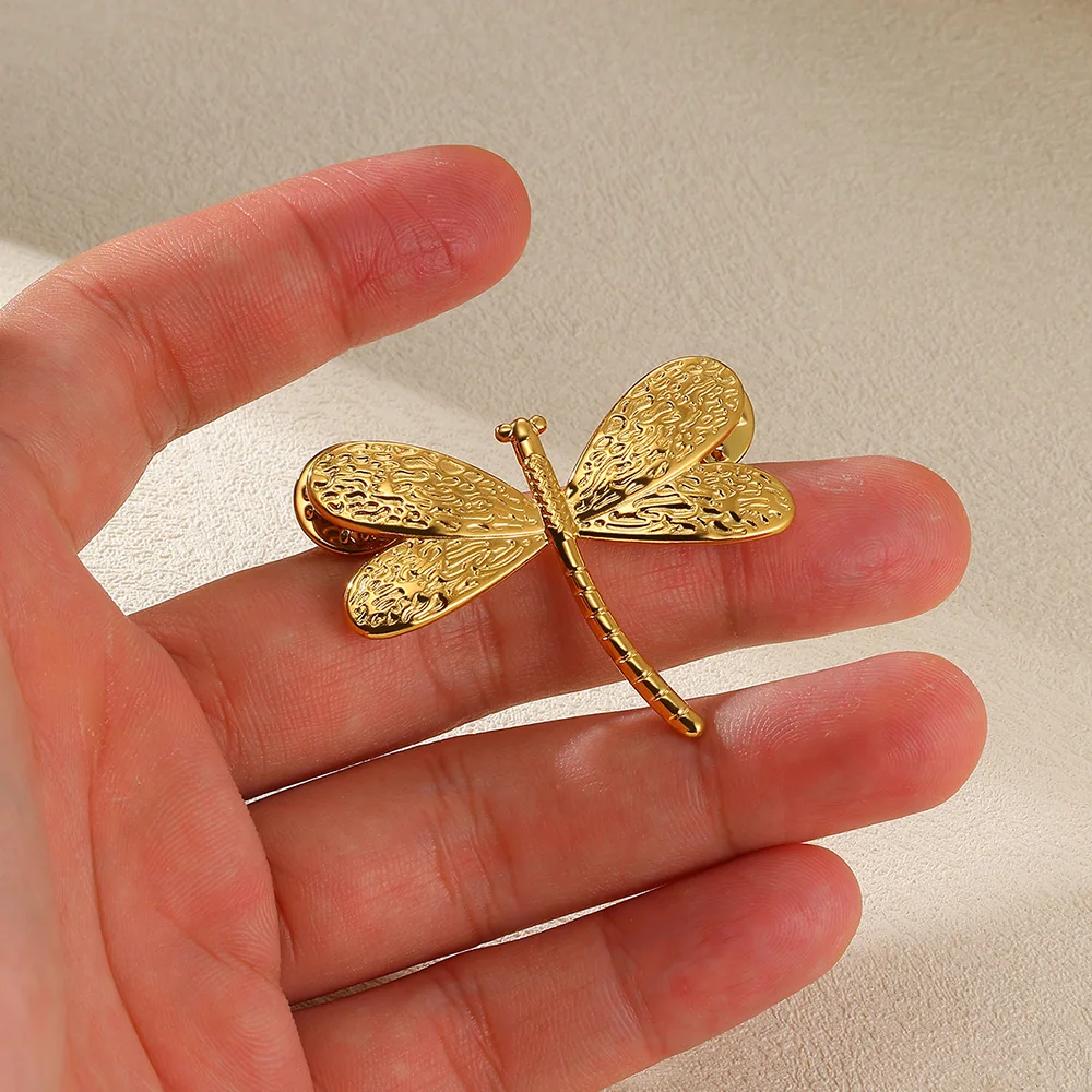 Broche de libélula brillante de acero inoxidable, nueva tendencia 20224, chaqueta elegante de Color dorado, alfileres de animales de una dirección, regalo de fiesta, joyería
