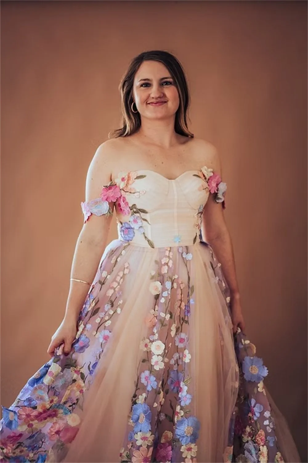 Tokyo Maßgeschneidertes beigefarbenes Brautkleid mit Blumenträgern, ärmellos, Reißverschluss hinten, Blumen-A-Linien-Brautkleid, bodenlange Brautkleider