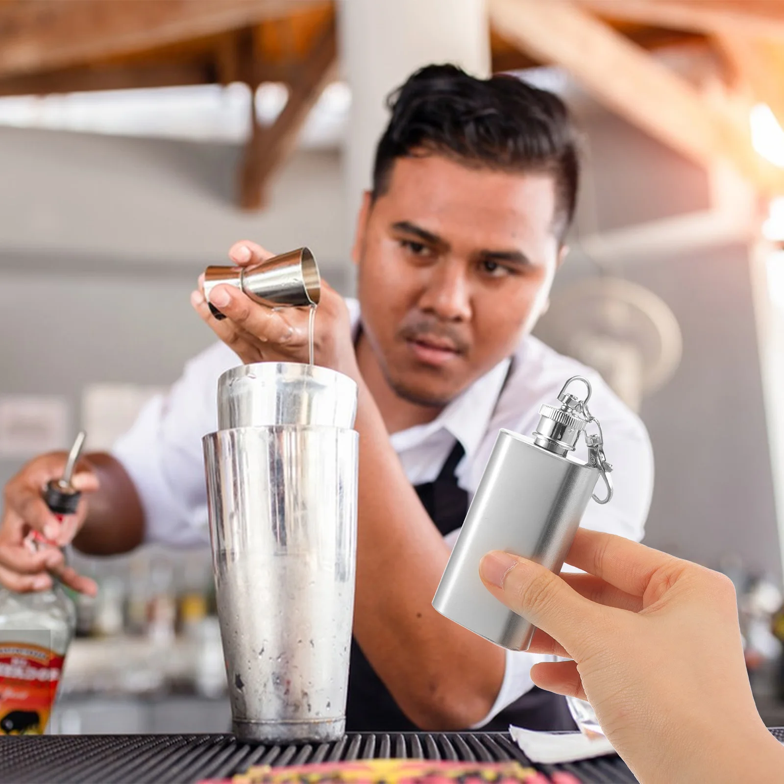 

56Ml 2Oz Stainless Steel Whiskey Bottle Leakproof Flat Lid Flask with Keychain for Outdoor Sports Portable Storage Silver