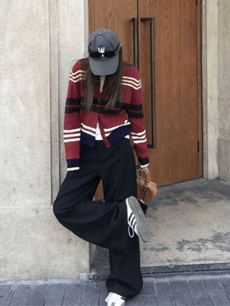 سترة نسائية كورية مخططة على طراز Preppy لربيع وخريف 2025 سترة محبوكة واحدة الصدر برقبة دائرية ملابس خروج كلاسيكية Y2k