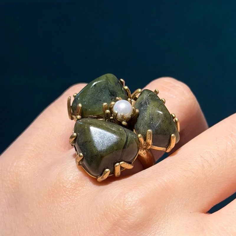 مجوهرات عتيقة عتيقة خاتم أخضر على شكل بتلات من الحجر الطبيعي زهرة لؤلؤ ذهبي اللون إكسسوارات فاخرة للنساء جديد 2025 #2