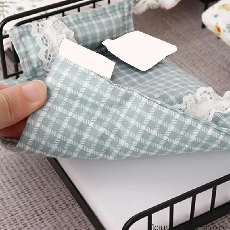 تمثال نموذج سرير حديد مصغر مع لحاف ووسادة لإكسسوارات بيت الدمية 1/12 وعرض المشهد القابل للجمع #3