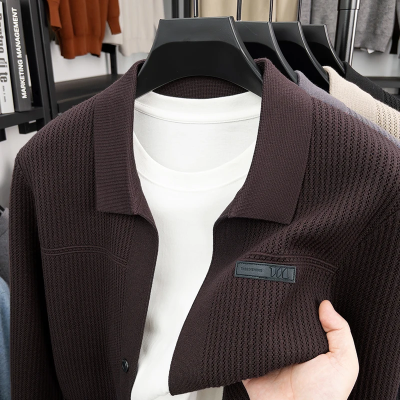 سترة رجالية متماسكة بأكمام طويلة وأزرار وياقة على شكل طية صدر السترة وتصميم جيب من القماش الناعم مضادة للبيلينغ ملابس رجالية غير رسمية للخريف والشتاء