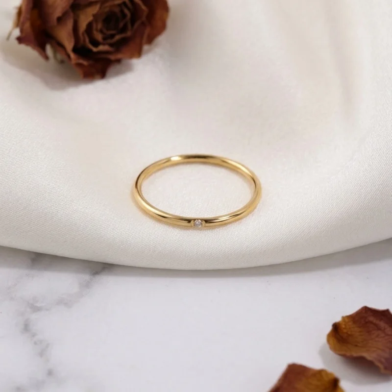 1 Piece of Stainless Steel Ring Plated with 18K Gold, Featuring a Fashionable Smooth Surface and a Single Rhinestone, Ultra-Thin Design, Suitable for Women, Minimalist and Versatile Style, Suitable for Commuting, Casua