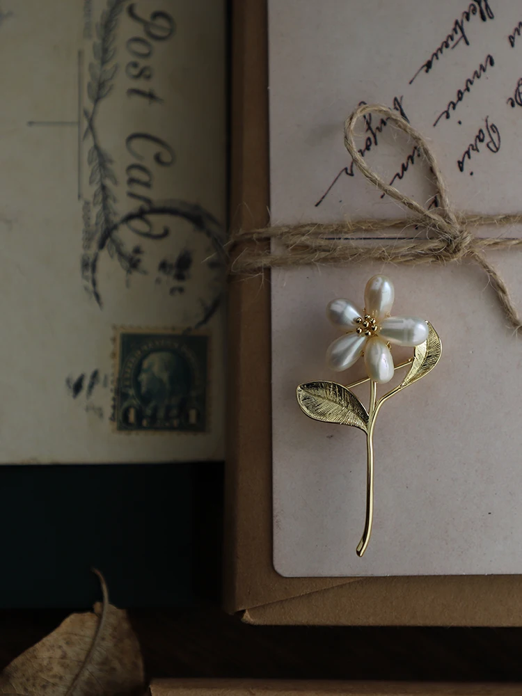 エレガントなレトロバロックパールフラワーブローチピン女性用スタイル春のつぼみ民族風襟ボタンファッションアクセサリー
