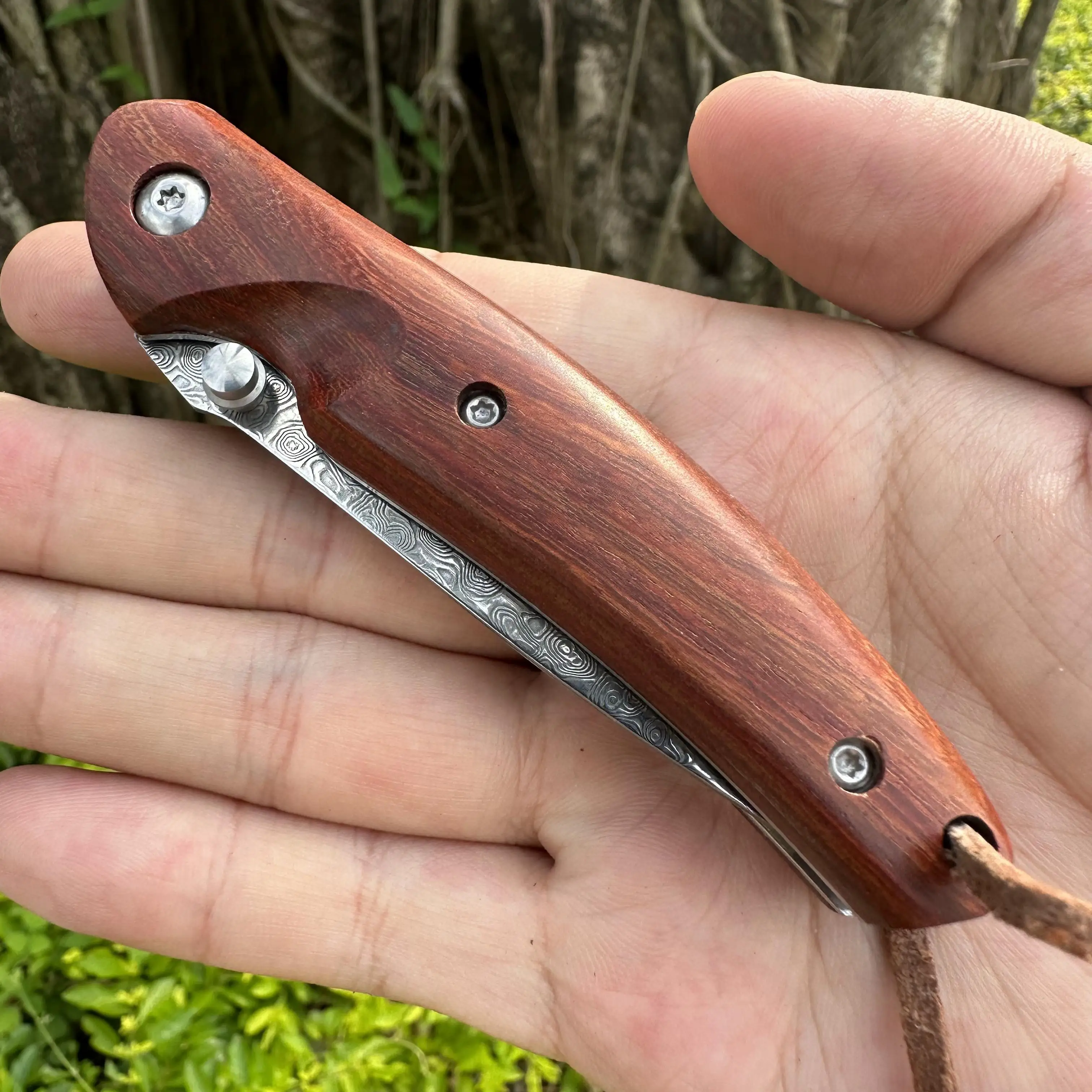 Coltello in acciaio damasco forgiato fatto a mano in acciaio rosa lama VG10 manico in legno di rosa con confezione regalo campeggio all'aperto regalo eccellente per gli uomini