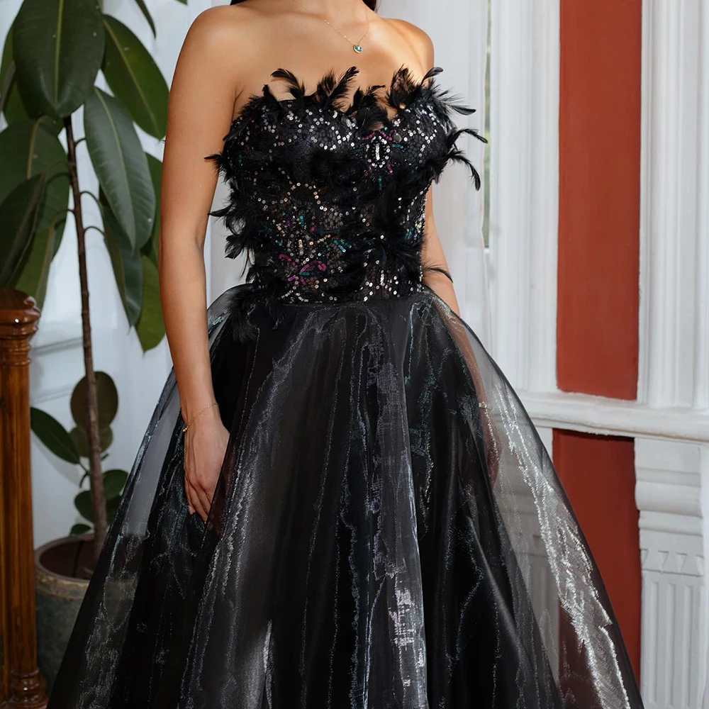 カスタマイズされた A ラインのイブニングドレス フロアレングス ストラップレス ノースリーブ プロムドレス ファッション フェザー クリスタル シンプル ドレープ パーティードレス