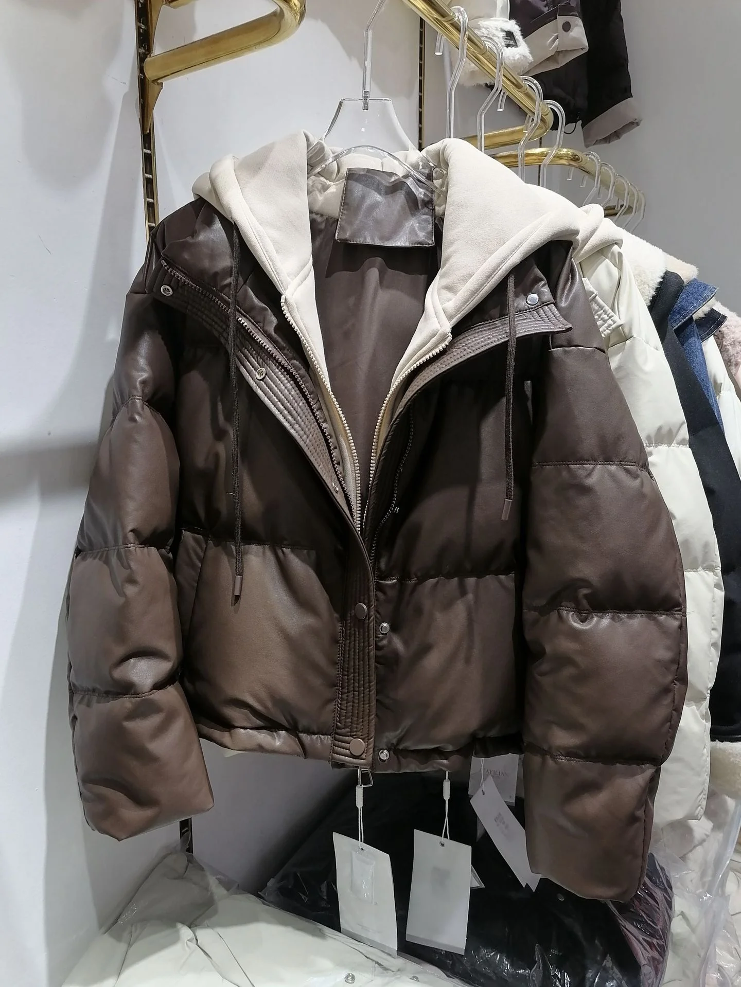 النسخة الكورية بولي PU سترة قطن مقاومة للماء المرأة 2025 جديد وهمية قطعتين معطف مقنع المرأة الخريف الشتاء سميكة الدافئة