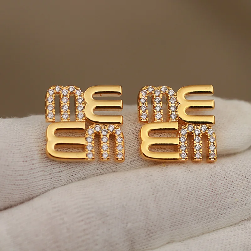 New Sight Design Unique Metal Crystal Letter M Stud Earrings for Women Fashion Brand Brand Vintage Earrings Gift