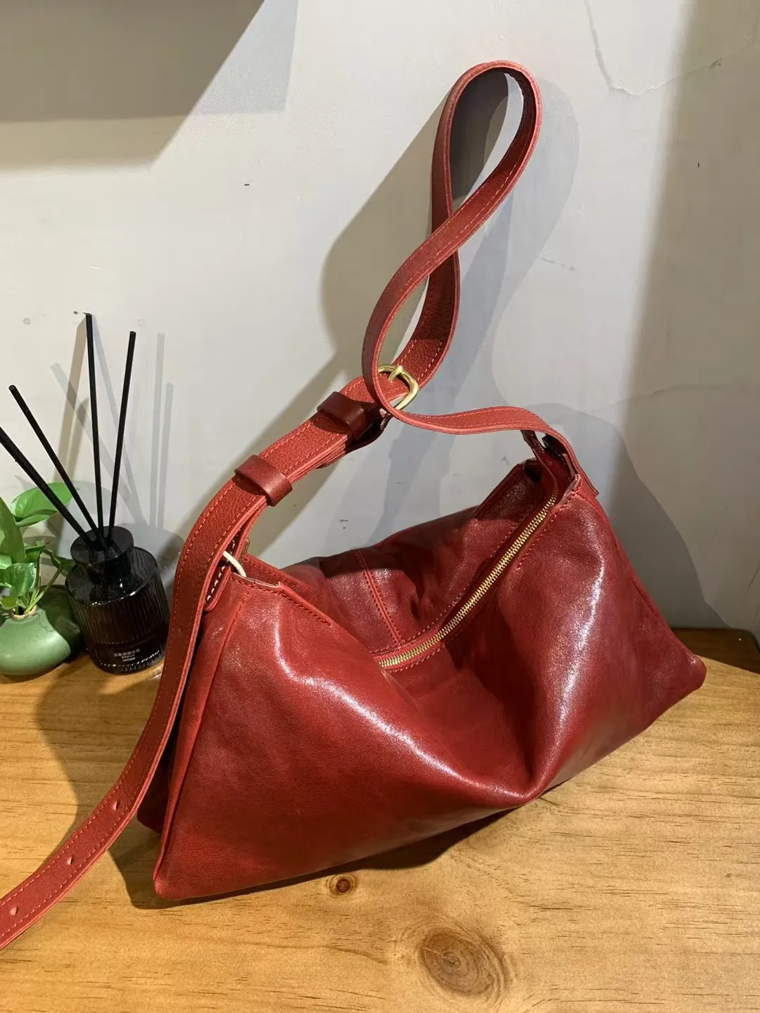 حقيبة كروس من جلد البقر المدبوغ بالزيت الثقيل المستورد، قهوة سوداء، أنجورا حمراء