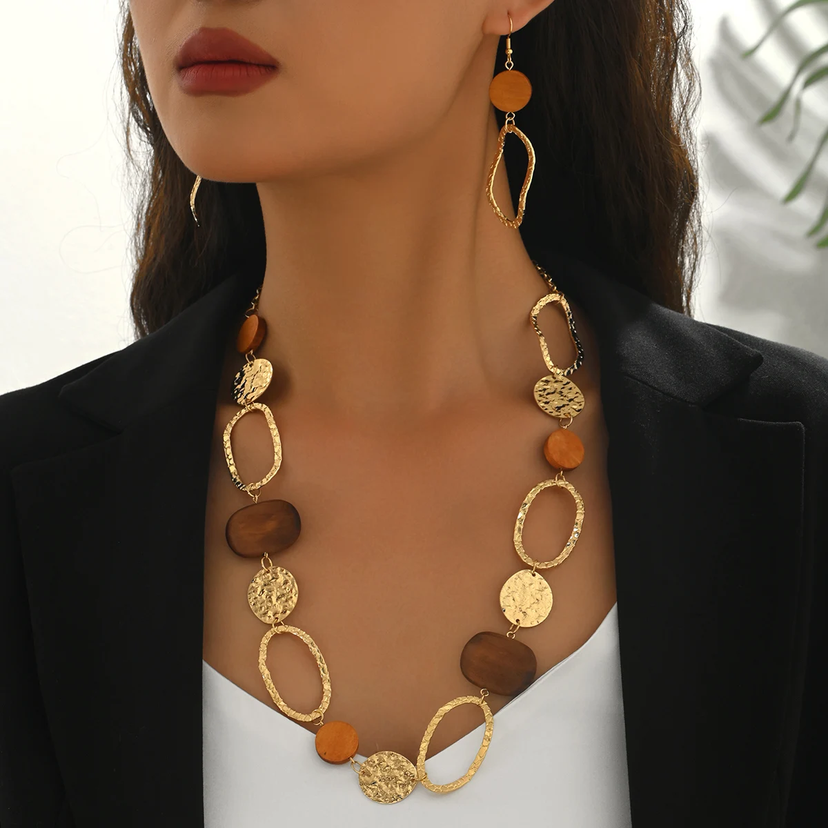 1 Set of Maillard Retro-Style Hollow Circular Wooden Splicing Long Beaded Necklace and Earring Set, Metal Hammered Texture Long Necklace and Earrings, Fashionable Sweater Chain, Clavicle Chain Set, Suitable for Daily Wear, Detox, Travel, and Vacation