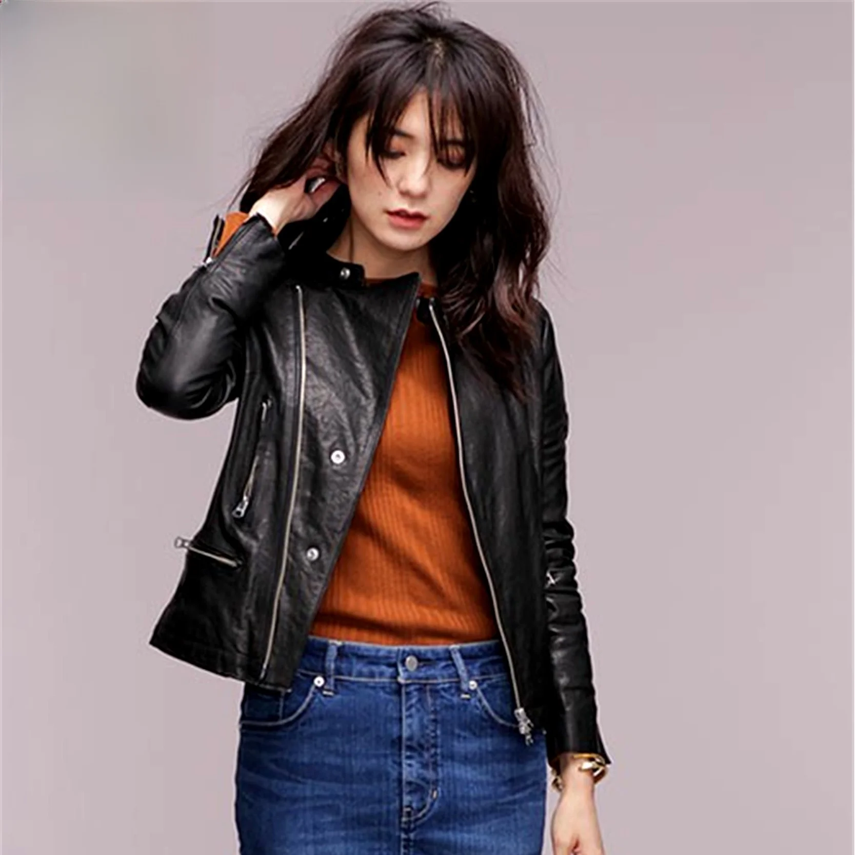 

Новая женская куртка из натуральной кожи с эффектом мятости, из овечьей кожи с масляным воском, с ремешком, в уличном стиле, на молнии, укороченная, размер S.